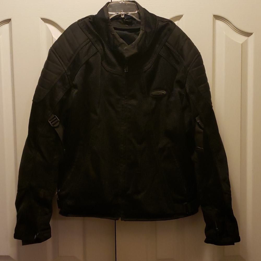 Mesh protective motorcycle jacket